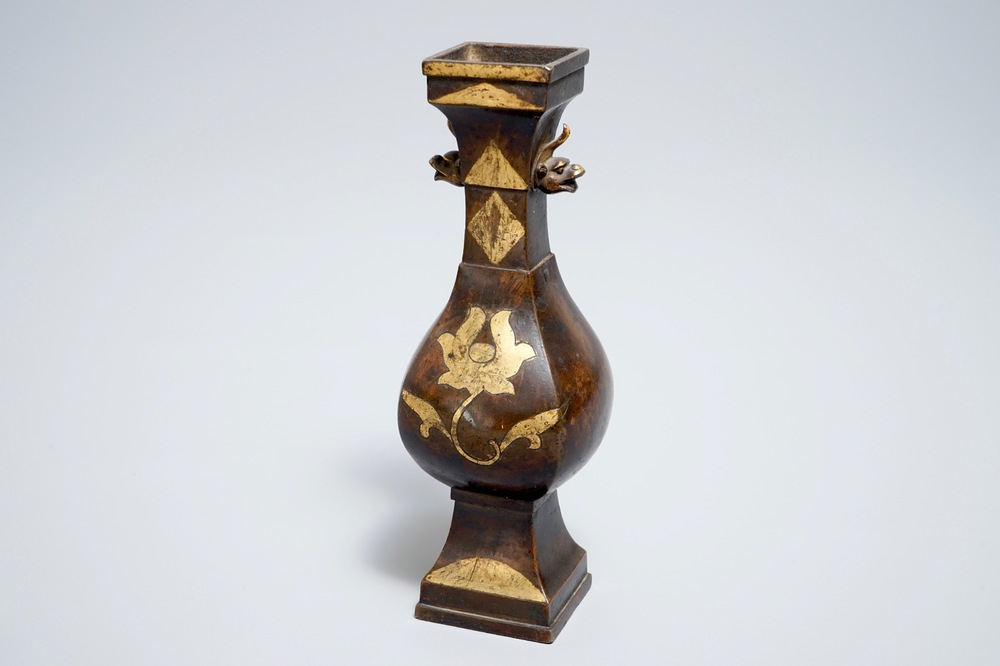 Un vase en bronze partiellement dor&eacute; &agrave; d&eacute;cor floral, Chine, 17/18&egrave;me