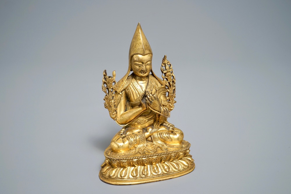 Een Sino-Tibetaanse verguld bronzen bronzen figuur van Tsongkhapa, 17/18e eeuw