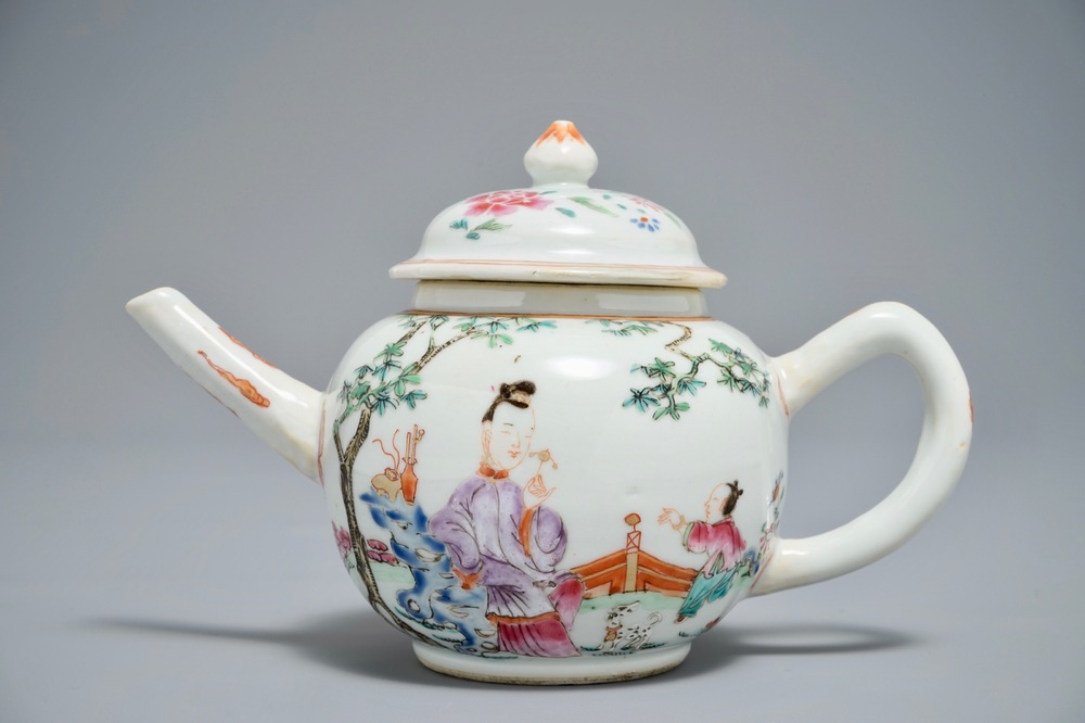 Une th&eacute;i&egrave;re en porcelaine de Chine famille rose &agrave; d&eacute;cor d'une femme et un gar&ccedil;on, Qianlong