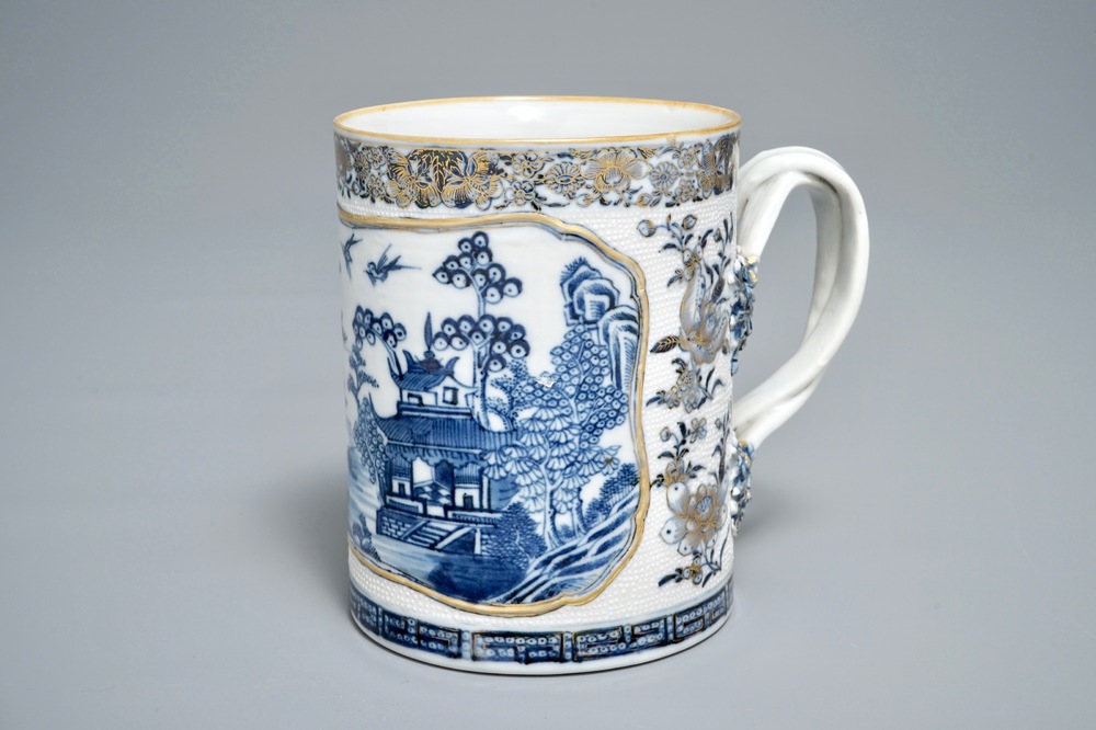 Une chope en porcelaine de Chine bleu, blanc et dor&eacute; &agrave; d&eacute;cor en relief, Qianlong