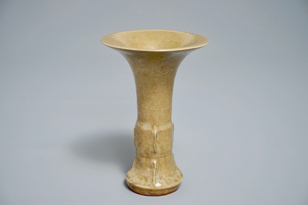 Un vase de forme gu en porcelaine de Chine de Longquan, Song ou apr&egrave;s