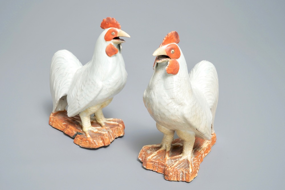 A pair of Japanese Arita models of roosters, Edo, 17th C.