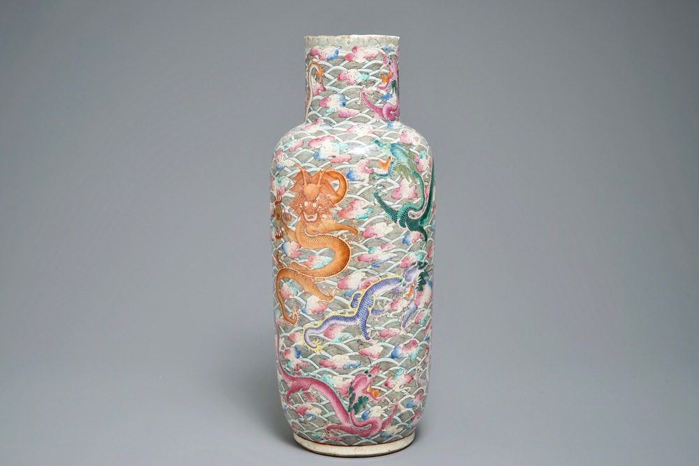 Un vase en porcelaine de Chine famille rose &agrave; d&eacute;cor de dragons, 19&egrave;me