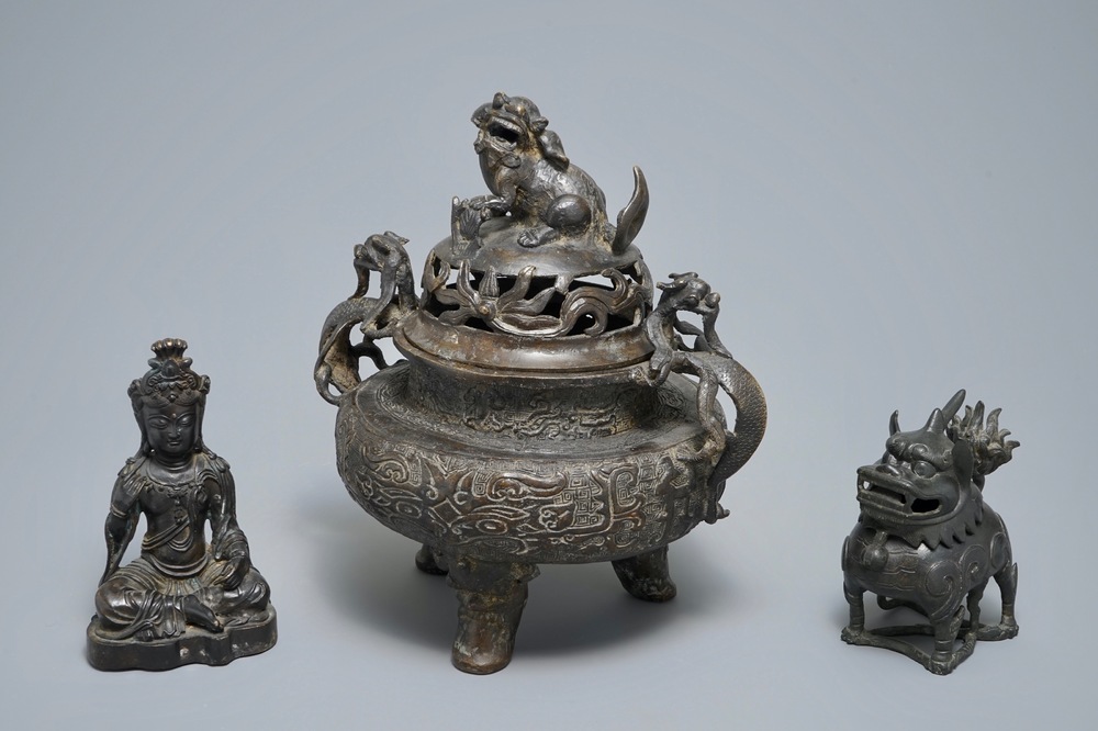 Twee Chinese bronzen wierookbranders en een figuur van Boeddha Shakyamuni, Ming en later