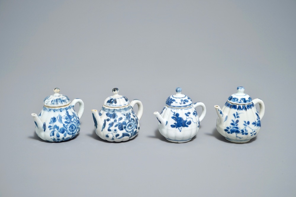 Quatre th&eacute;i&egrave;res en forme de citrouille en porcelaine de Chine bleu et blanc, Kangxi