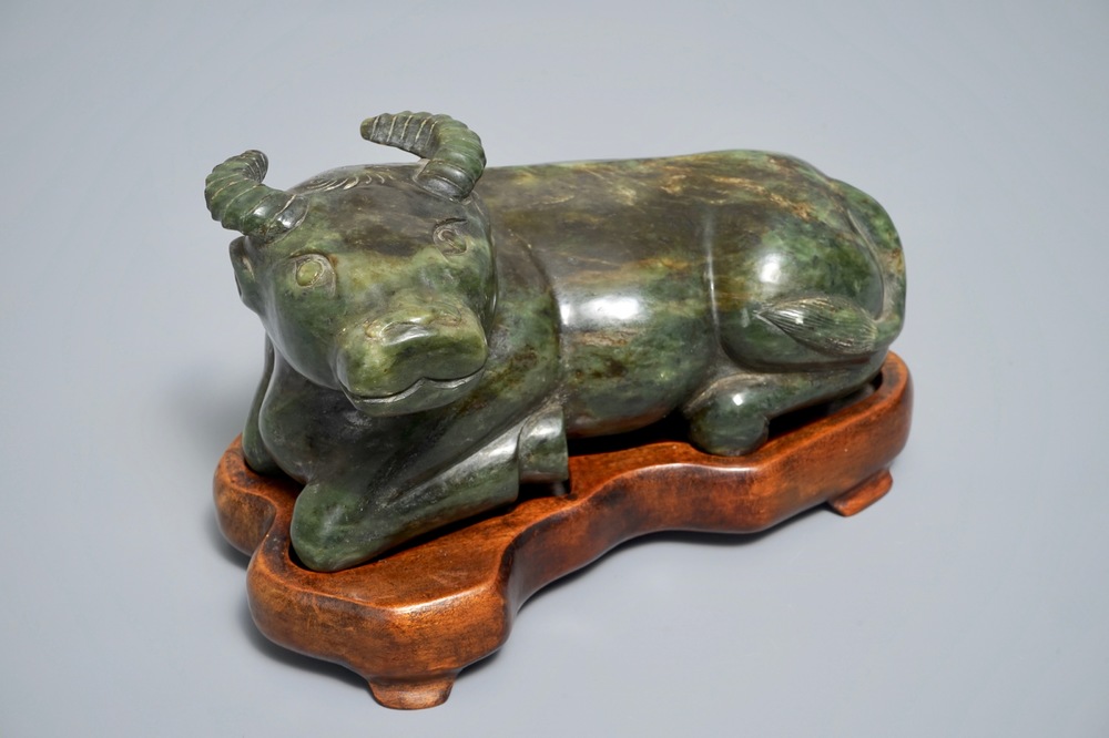 Een Chinees model van een buffel in donkergroene jade, 19/20e eeuw