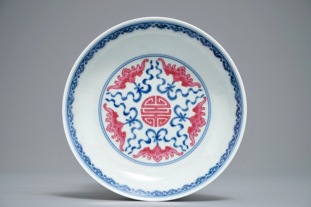 Une assiette en porcelaine de Chine bleu et blanc aux &eacute;maux roses, marque de Qianlong, 20&egrave;me
