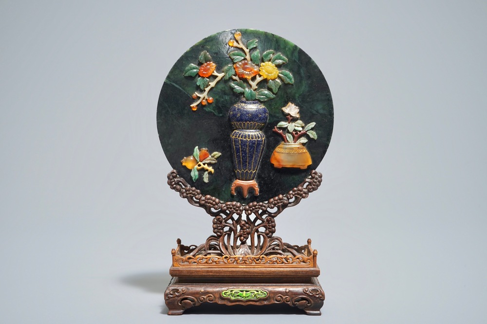 Een Chinees jade scherm met hardstenen reli&euml;fdecor op houten sokkel, 20e eeuw