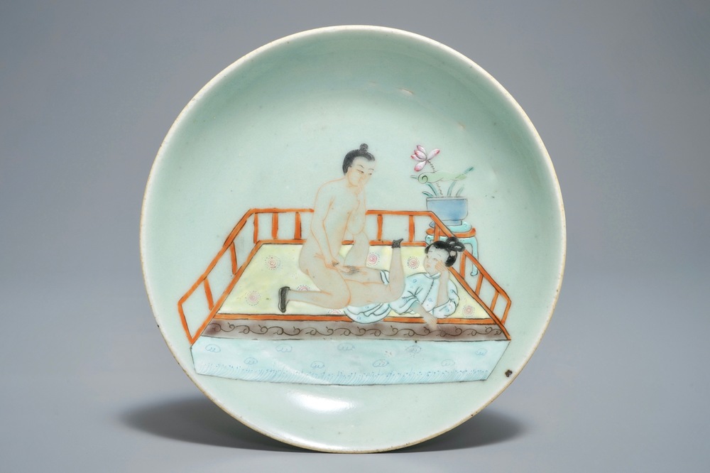 Een Chinees famille rose bord met erotisch decor op celadon fondkleur, 19e eeuw