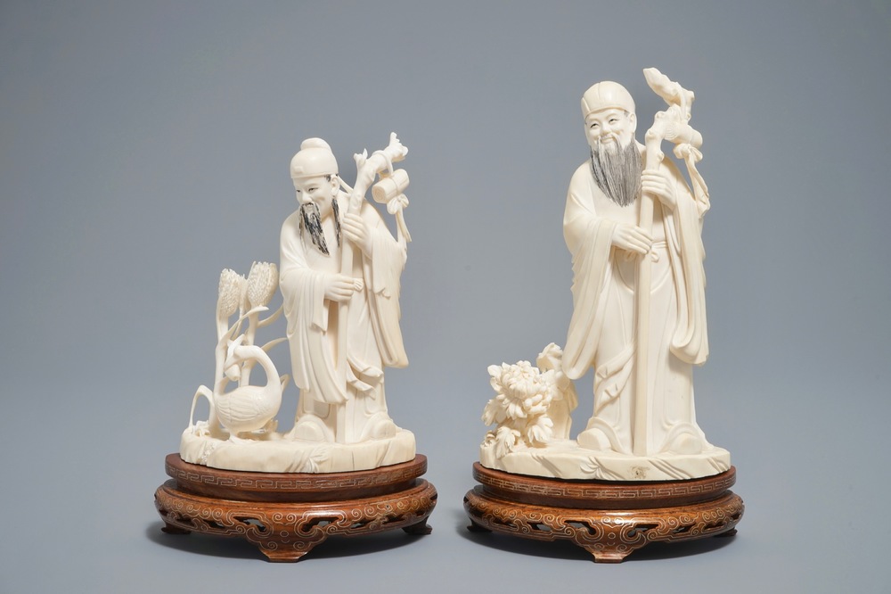 Deux mod&egrave;les de sages en ivoire sculpt&eacute; sur socles en bois, Chine, 1&egrave;re moiti&eacute; du 20&egrave;me