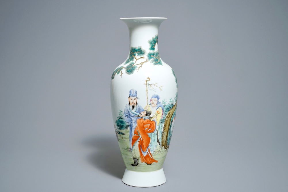 Une paire de vases en porcelaine de Chine famille rose, marque de Hongxian, 20&egrave;me