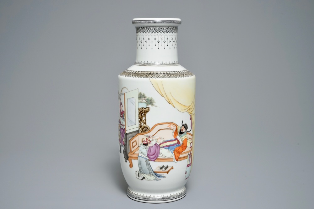Un vase de forme rouleau en porcelaine de Chine famille rose, marque de Qianlong, R&eacute;publique, 20&egrave;me