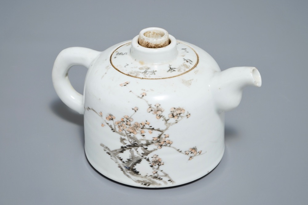 A Chinese qianjiang cai teapot with floral design, 19/20th C.