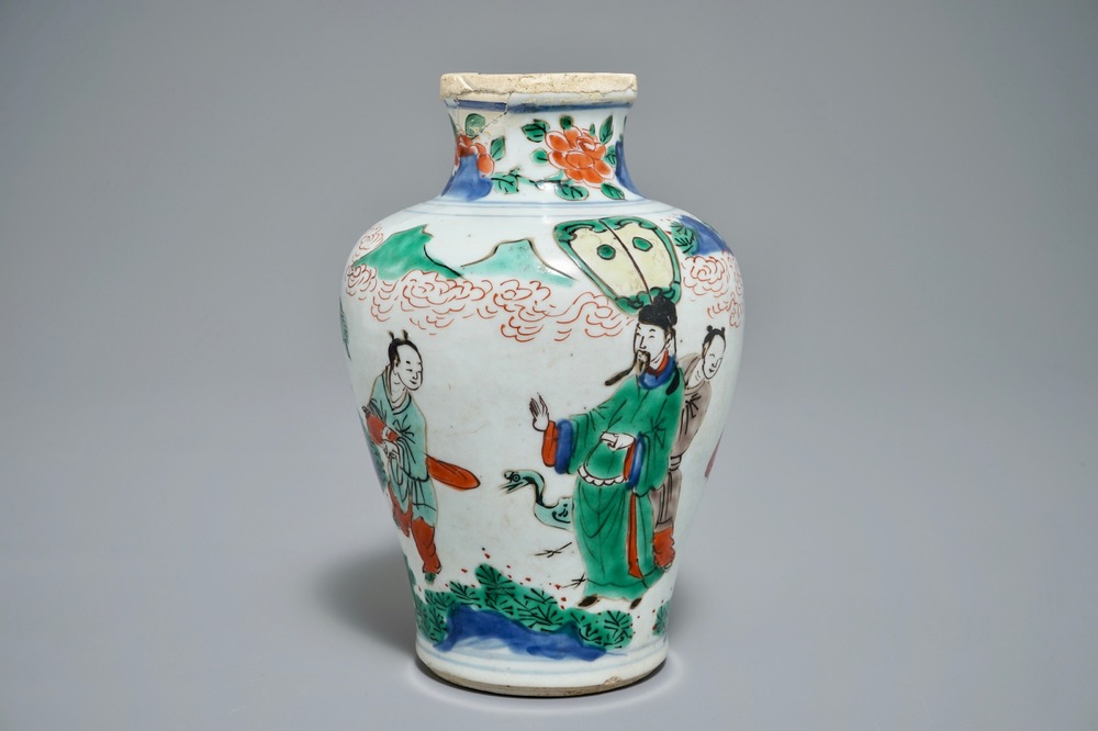 Un vase en porcelaine de Chine wucai &agrave; d&eacute;cor mythologique, &eacute;poque Transition