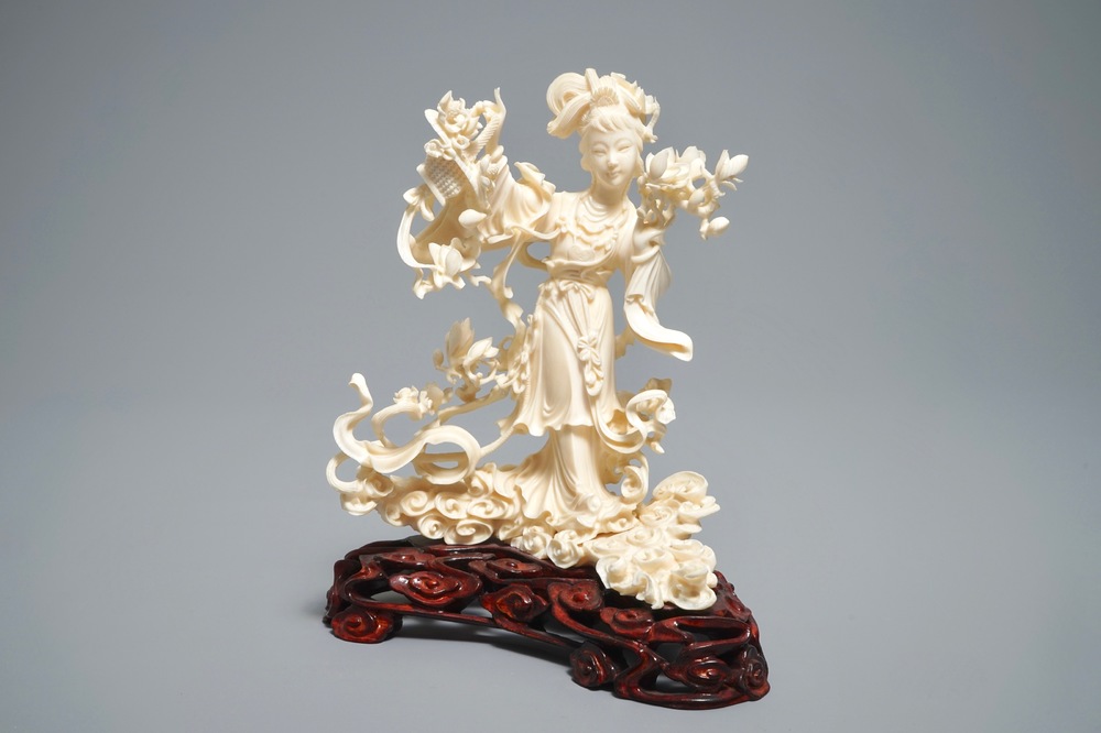Une figure de Lan Cai He en ivoire sculpt&eacute;, Chine, 1&egrave;re moiti&eacute; du 20&egrave;me