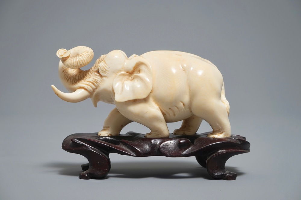 Un mod&egrave;le d'un &eacute;l&eacute;phant en ivoire sculpt&eacute;, Chine, 19/20&egrave;me