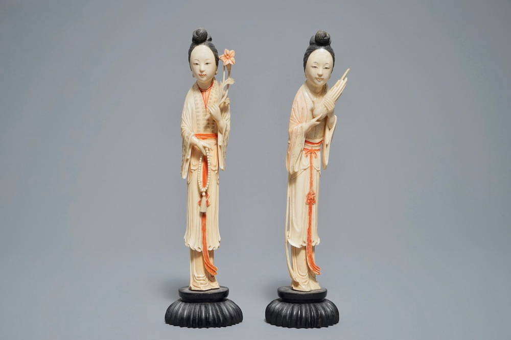 Two Chinese carved ivory figures of ladies on wooden stands, 19/20th C.