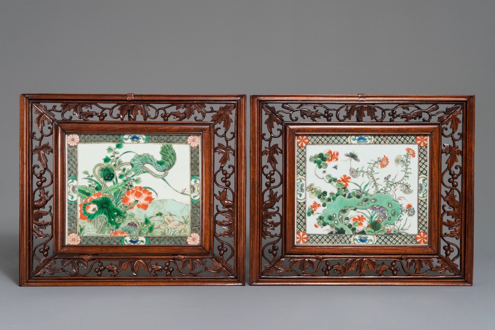 Twee Chinese famille verte tegels in ajour bewerkte houten lijst, 19/20e eeuw