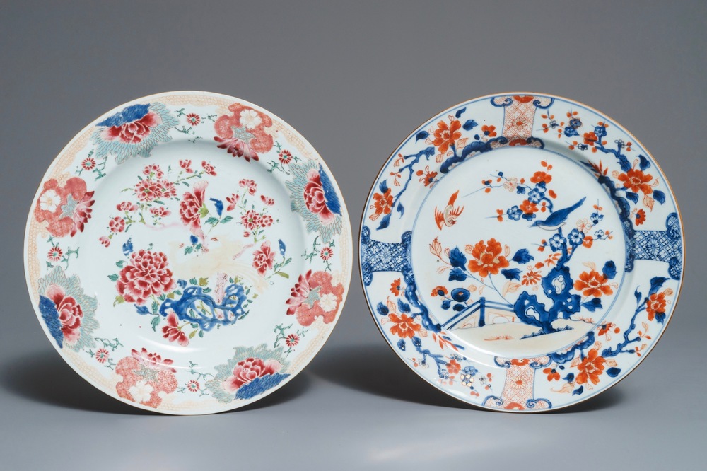 Deux plats en porcelaine de Chine famille rose et de style Imari, Kangxi/Yongzheng