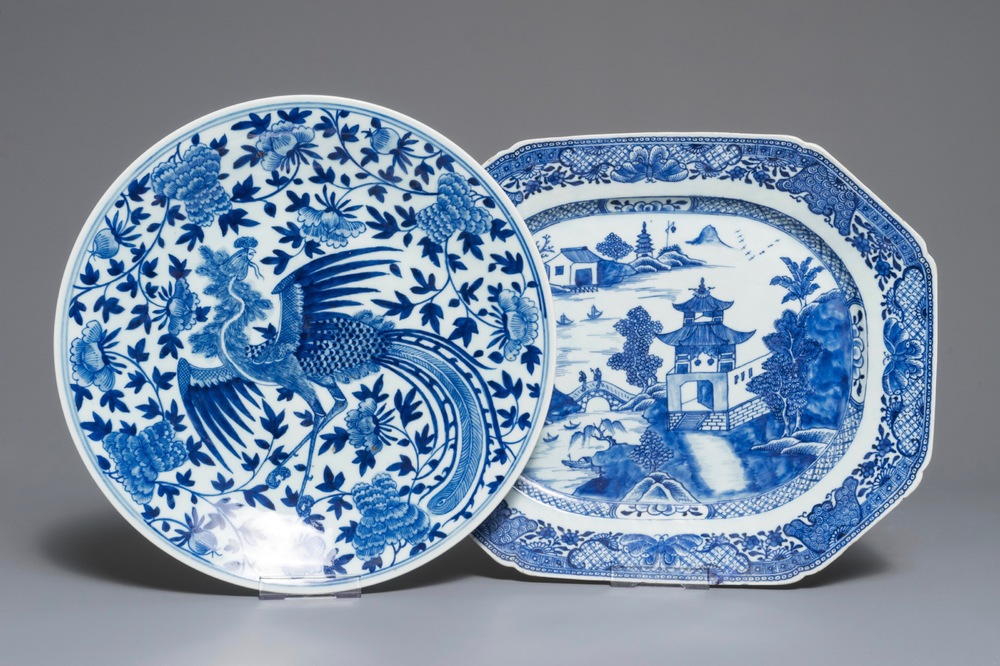 Deux plats en porcelaine de Chine bleu et blanc &agrave; d&eacute;cor d'un ph&eacute;nix et d'un paysage, 19&egrave;me et Qianlong