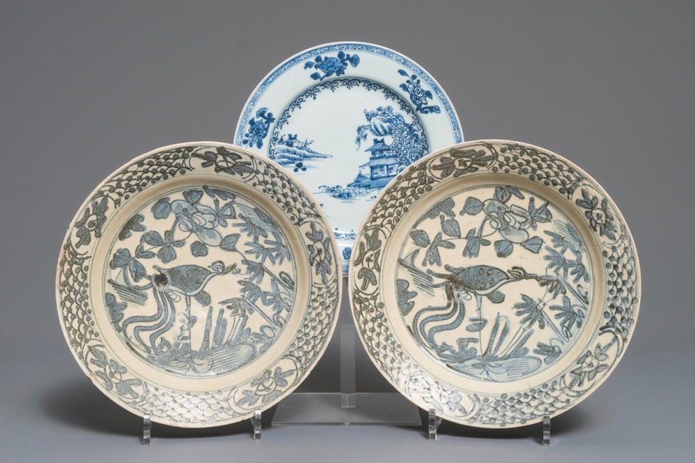 Drie Chinese blauwwitte Binh Thuan en Nanking scheepswrak borden, Ming en Qing