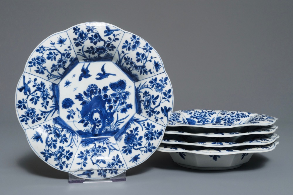 Cinq assiettes polylob&eacute;es en porcelaine de Chine bleu et blanc, Kangxi