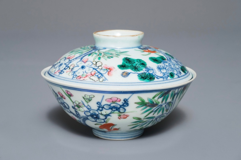 Un bol couvert en porcelaine de Chine famille rose &agrave; d&eacute;cor floral, marque de Qianlong, 19/20&egrave;me