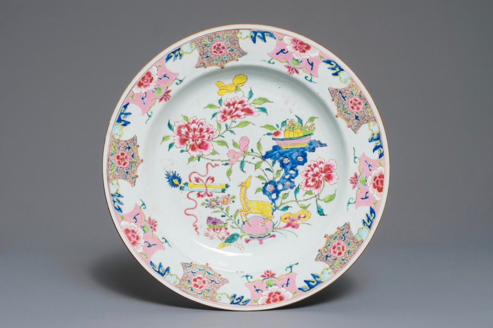 Un plat en porcelaine de Chine famille rose &agrave; d&eacute;cor d'un cerf parmi fleurs, Yongzheng/Qianlong
