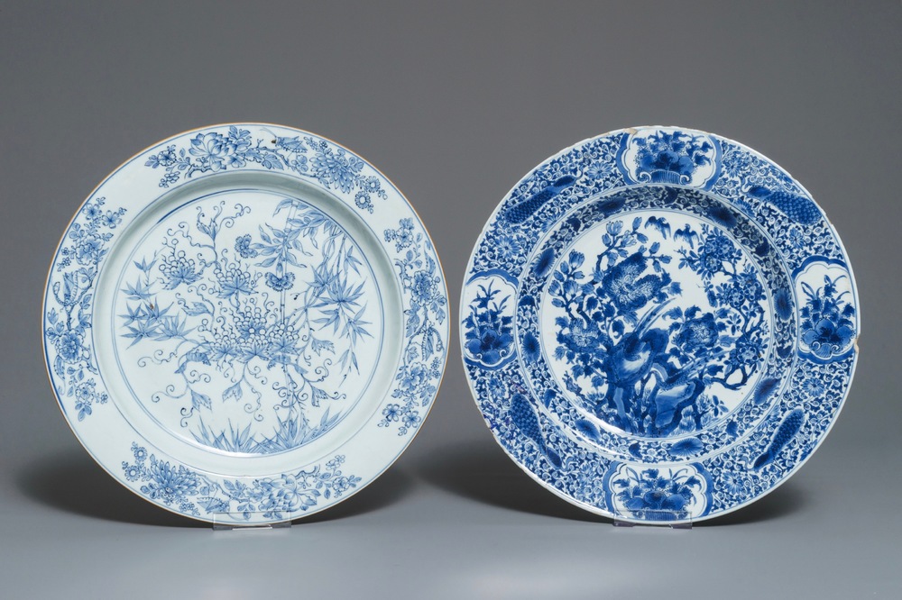 Deux plats en porcelaine de Chine bleu et blanc aux d&eacute;cors floraux, Kangxi et Qianlong