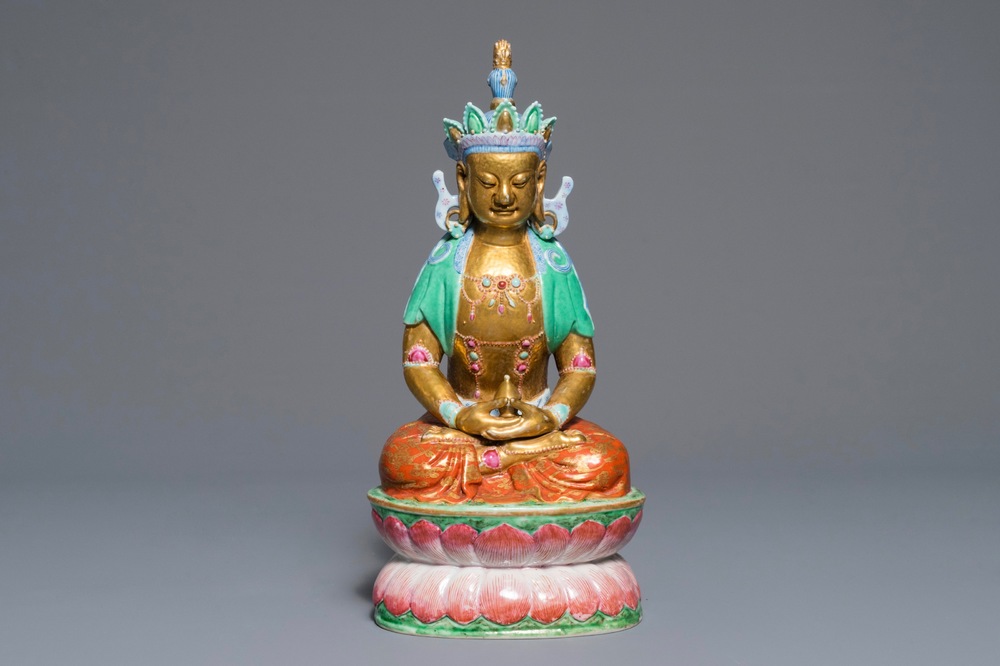 Une figure de Bouddha en porcelaine de Chine famille rose et dor&eacute;, 19&egrave;me