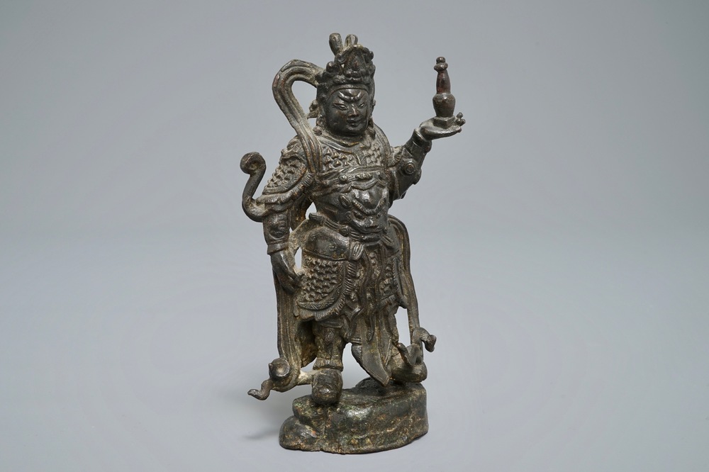 Een Chinese bronzen figuur van de beschermheer Dhanada, Ming