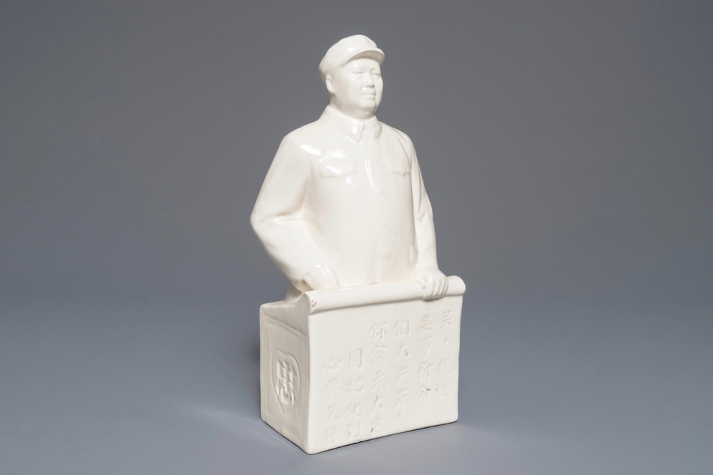 Une grande figure de Mao Zedong sur une chaire en porcelaine de Chine, 2&egrave;me moiti&eacute; du 20&egrave;me