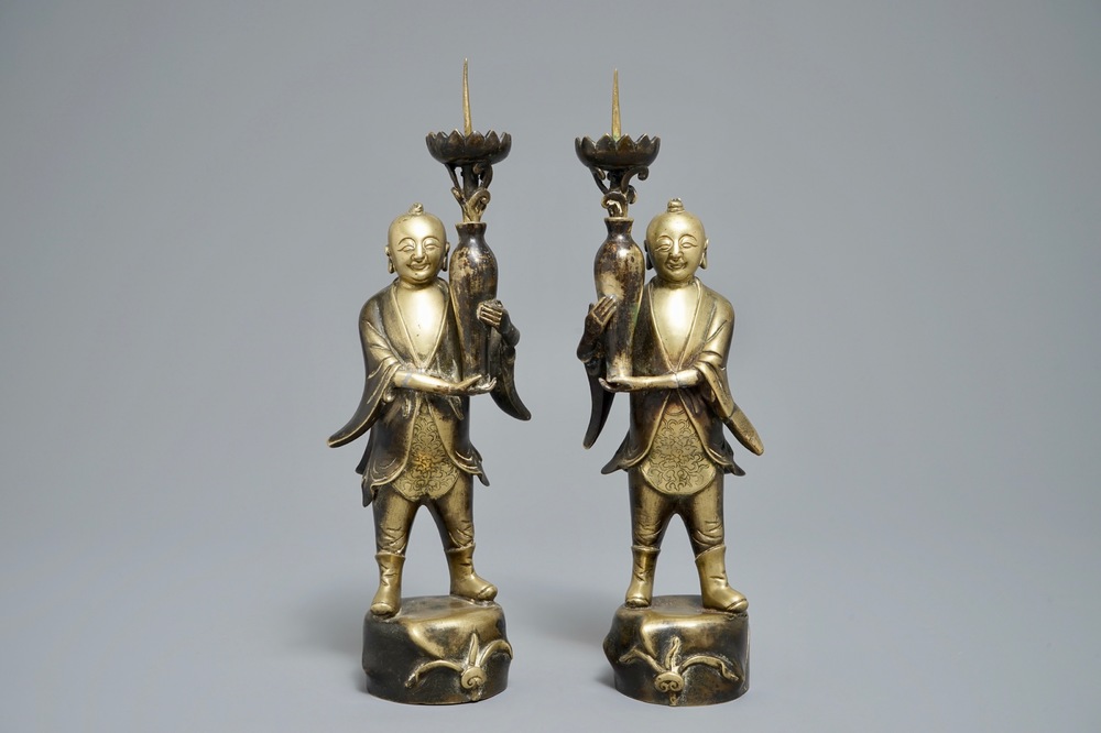 Deux bougeoirs en bronze en forme des fr&egrave;res Hehe Er Xian, Chine, 19/20&egrave;me