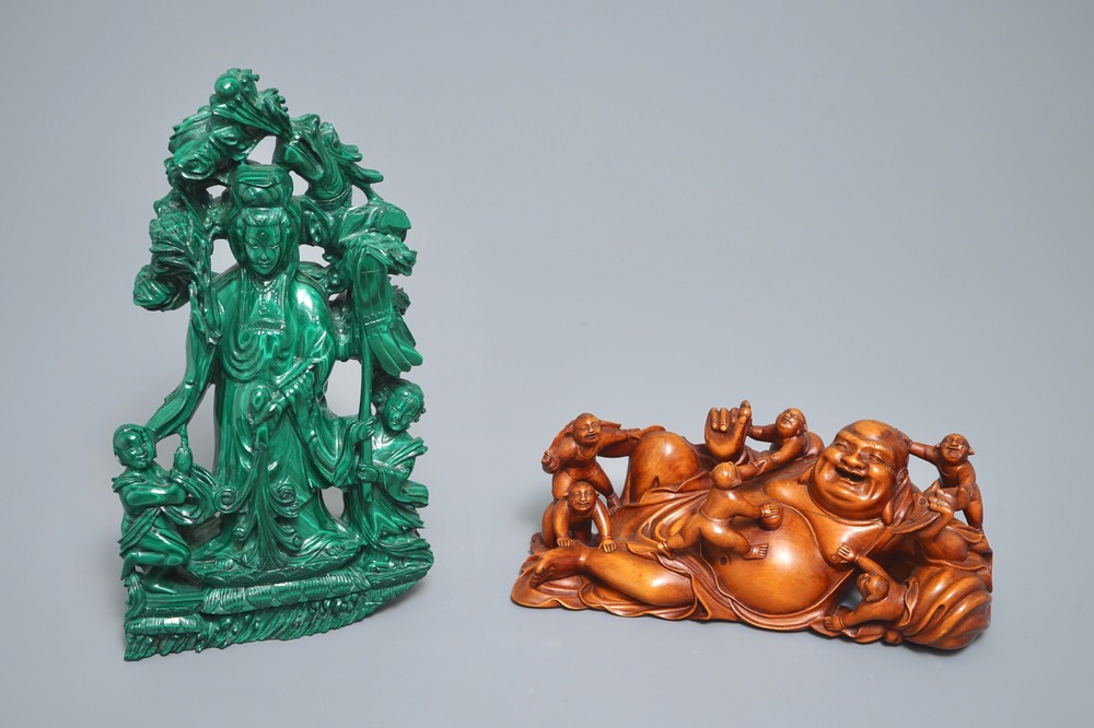 Twee groepen met Boeddha en Guanyin met kindjes in malachiet en hout, 19e eeuw