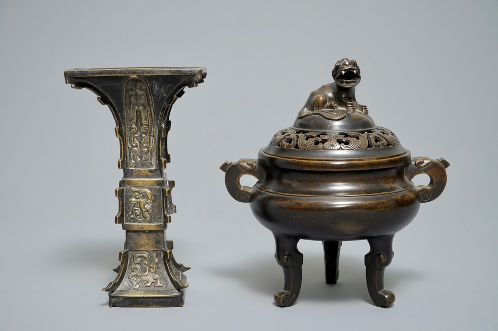 Een Chinese bronzen wierookbrander met Xuande merk en een gu vaas, 19/20e eeuw
