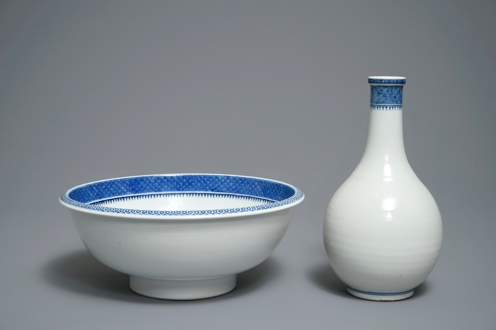 Une bouteille &agrave; eau et son bassin en porcelaine de Chine bleu et blanc, Qianlong/Jiaqing