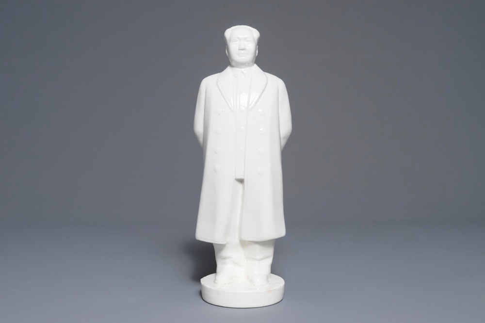 Une grande figure de Mao Zedong debout en porcelaine de Chine, 2&egrave;me moiti&eacute; du 20&egrave;me