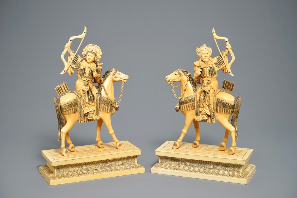 Une paire de grandes figures de guerriers sur chevaux en ivoire incrust&eacute;, Chine, 19&egrave;me
