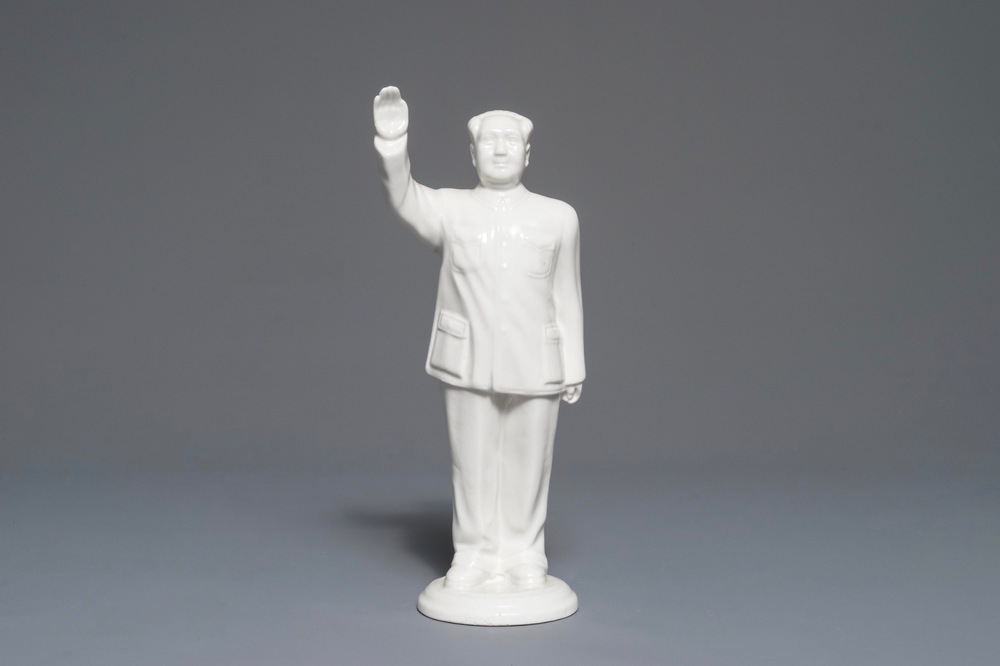 Een grote Chinese figuur van een wuivende Mao Zedong, 2e helft 20e eeuw