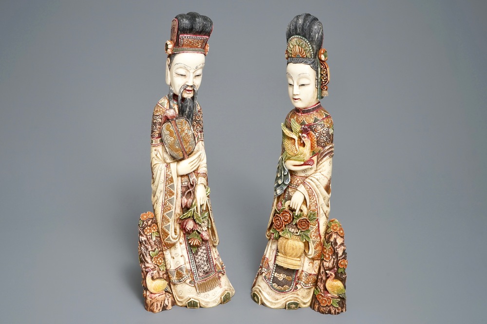 Twee Chinese polychrome ivoren figuren, 19e eeuw
