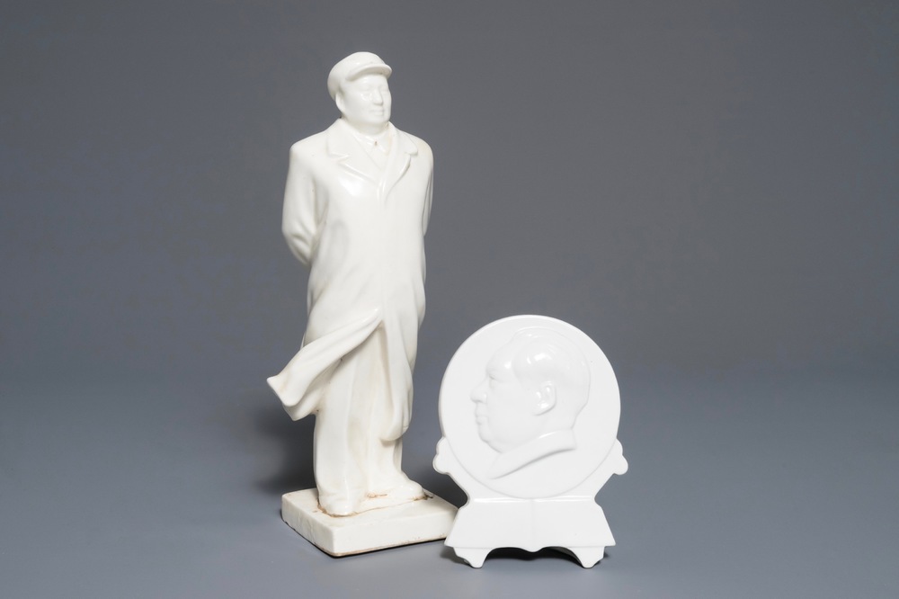 Une figure de Mao Zedong au casque typique et une plaque-portrait en porcelaine de Chine, 2&egrave;me moiti&eacute; du 20&egrave;me