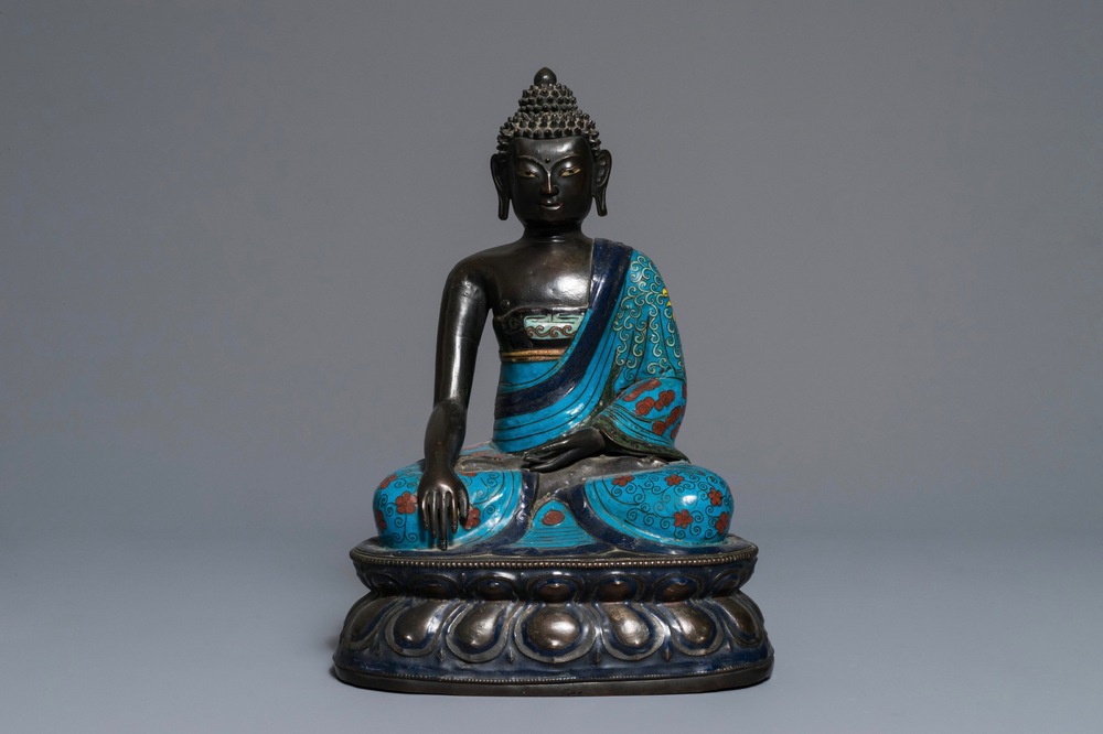 Een Chinese cloisonn&eacute; figuur van Boeddha, 19e eeuw