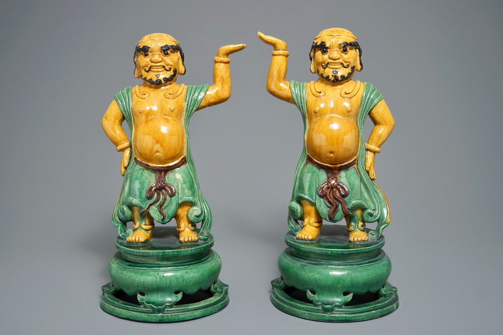 Een paar grote Chinese sancai figuren van tempelwachters, 19/20e eeuw