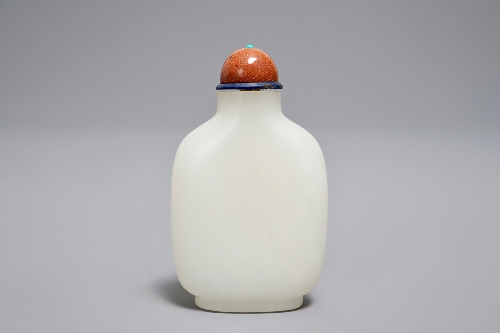 A Chinese white jade snuff bottle with goldstone stopper, 19/20th C.