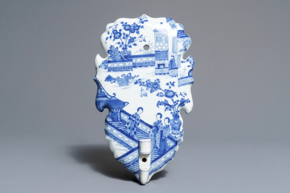 Een zeldzame Chinese blauwwitte wandblaker, Kangxi