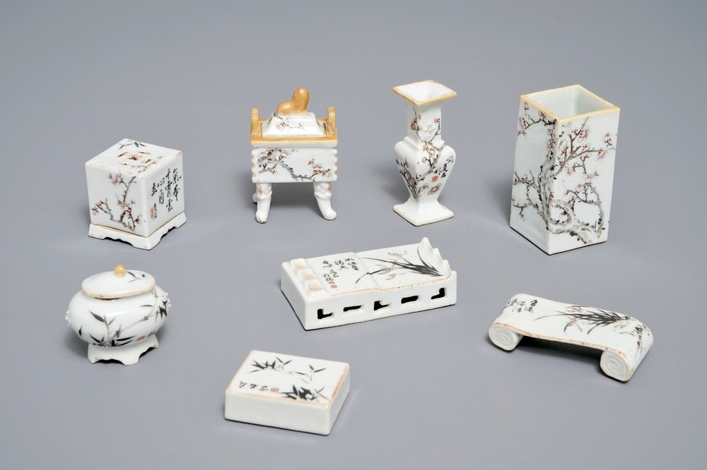 Acht Chinese qianjiang cai scholar's objects, gemerkt You Shi, 19/20e eeuw