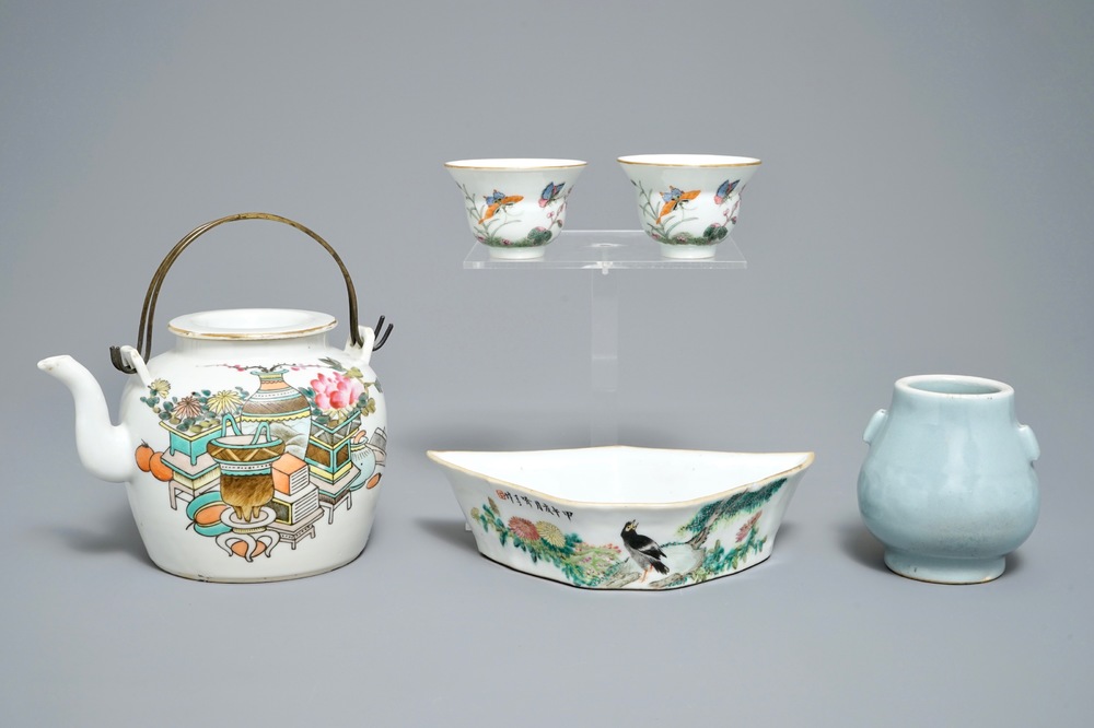 Deux tasses en porcelaine de Chine famille rose, un plat et une th&eacute;i&egrave;re en qianjiang cai et un vase hu, 19/20&egrave;me