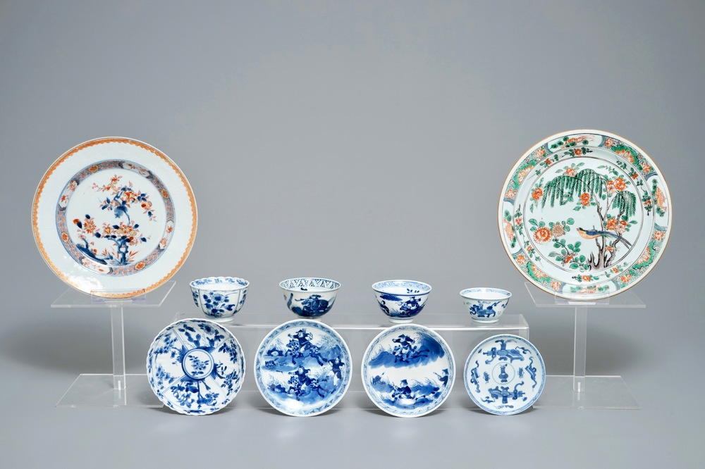 Deux assiettes et quatre tasses et soucoupes en porcelaine de Chine, Kangxi et apr&egrave;s