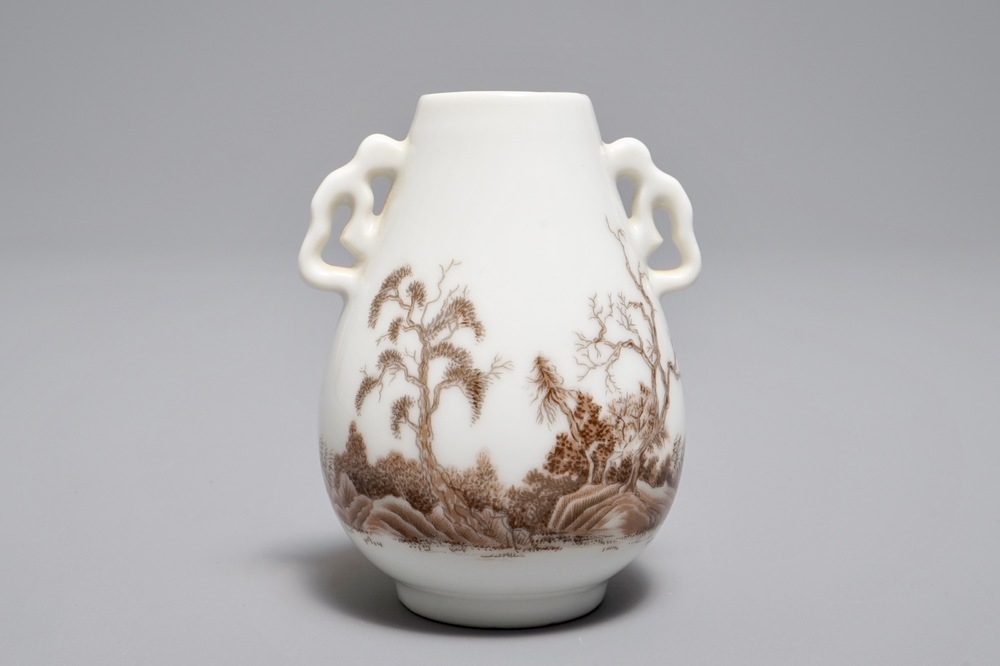 Un vase miniatures de forme hu en porcelaine de Chine grisaille &agrave; d&eacute;cor d'un paysage, 19/20&egrave;me