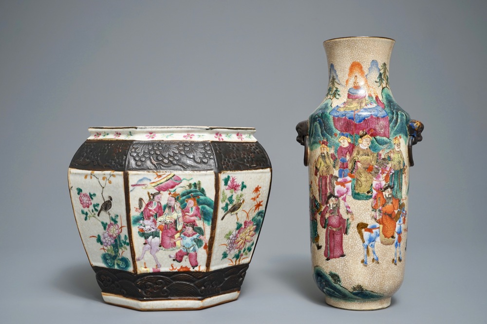Een Chinese Nanking famille rose jardini&egrave;re en een vaas, 19/20e eeuw